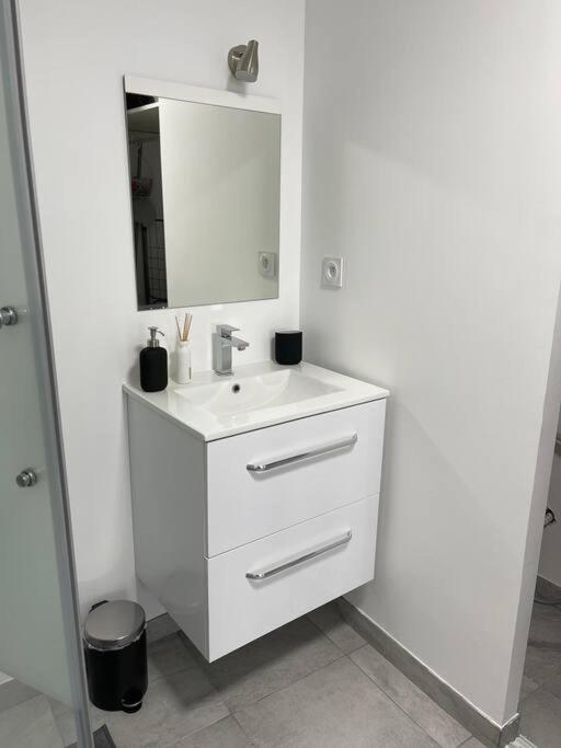 Apartment Grand Au Rdc Dans Residence, Clim, Terrasse Martigues