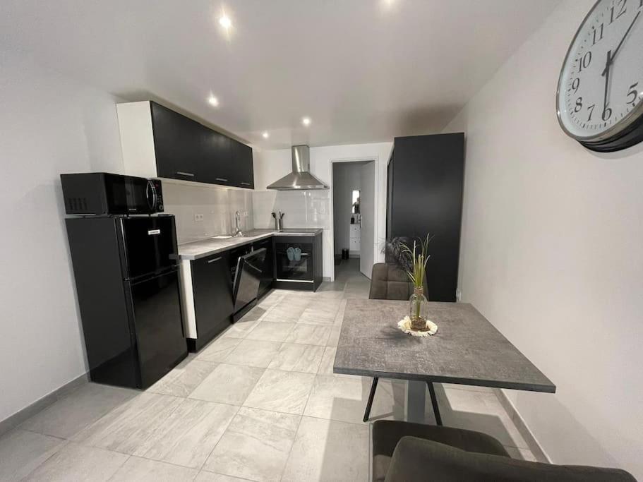 Grand Au Rdc Dans Residence, Clim, Terrasse Appartement *